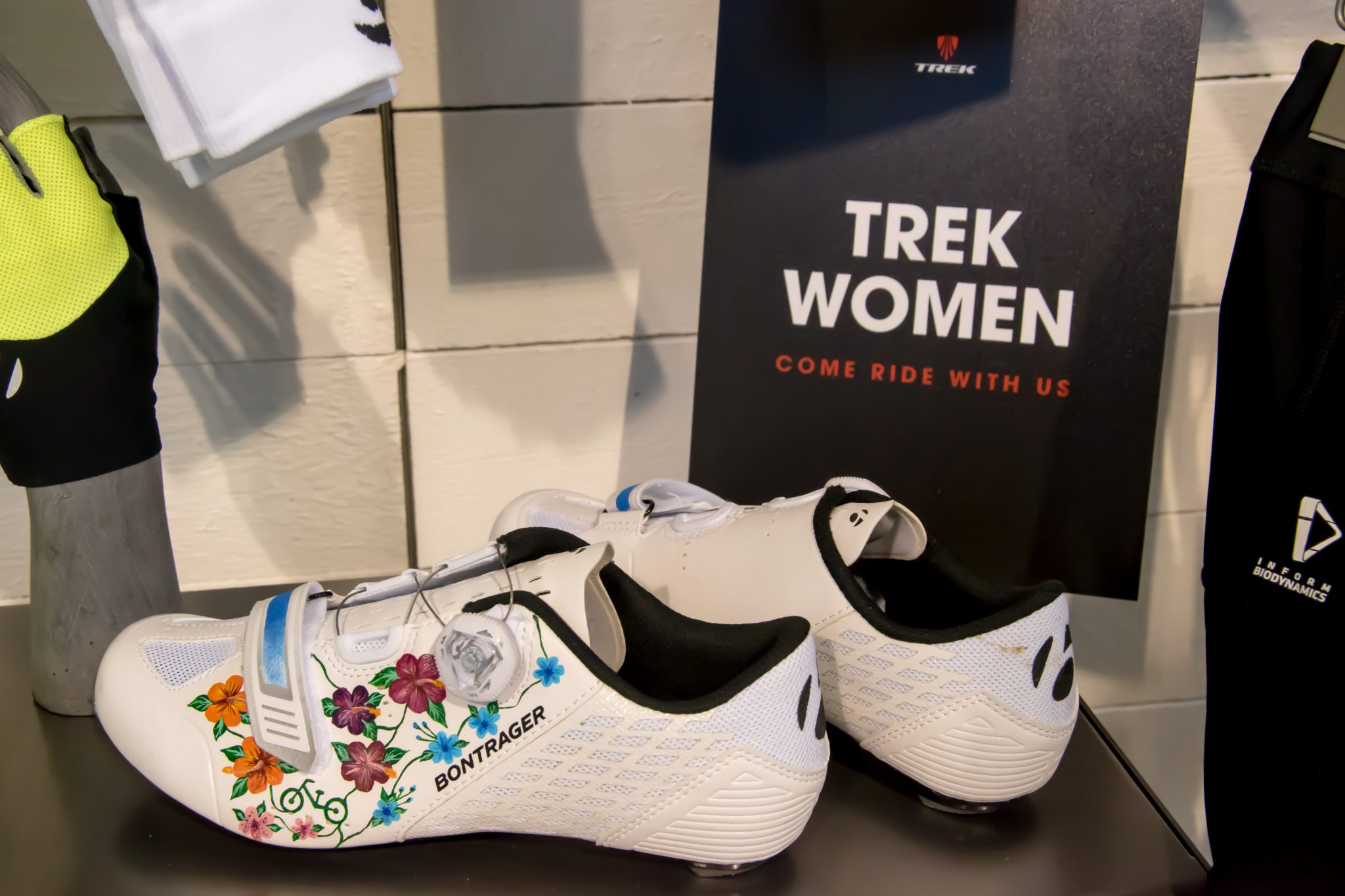 Trek en Bontrager hebben een grote collectie damesspecifieke prodcuten onder de naam WSD , Women Specific Design. 