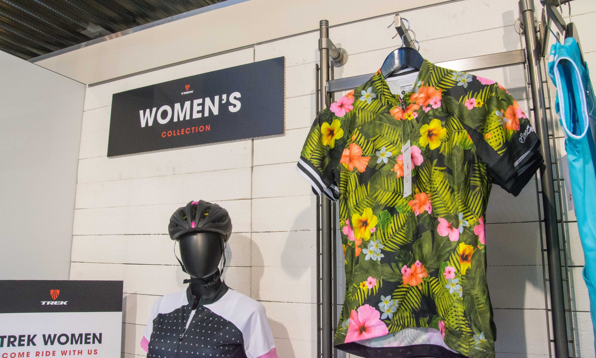 Felle kleuren, speciaal aangepaste ontwerpen en goed passende kleding en fietsen zijn het kenmerk van WSD.