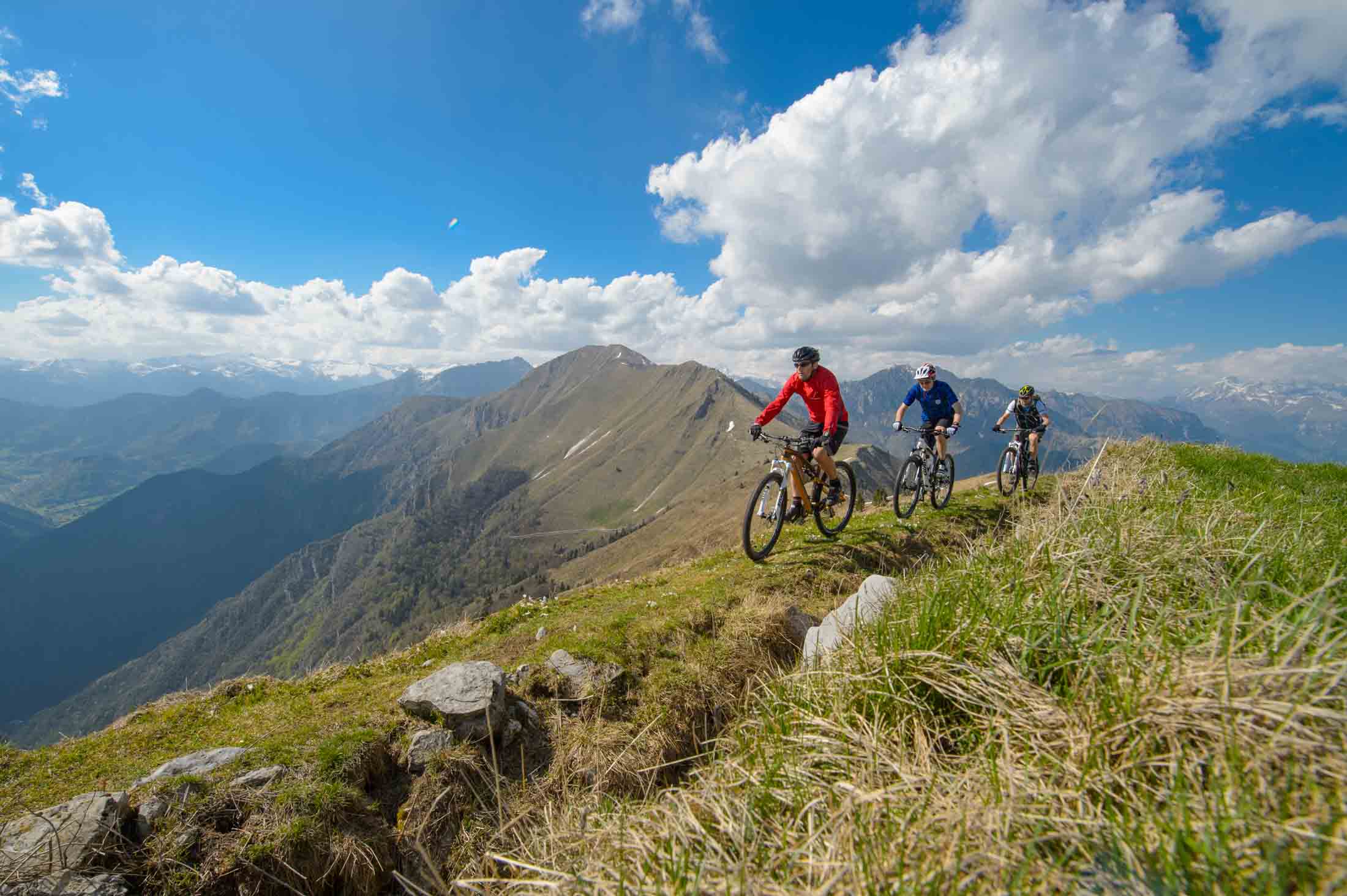 Mountainbiken op de ridge van Cima d'oro - Ledro meer - Dolomieten