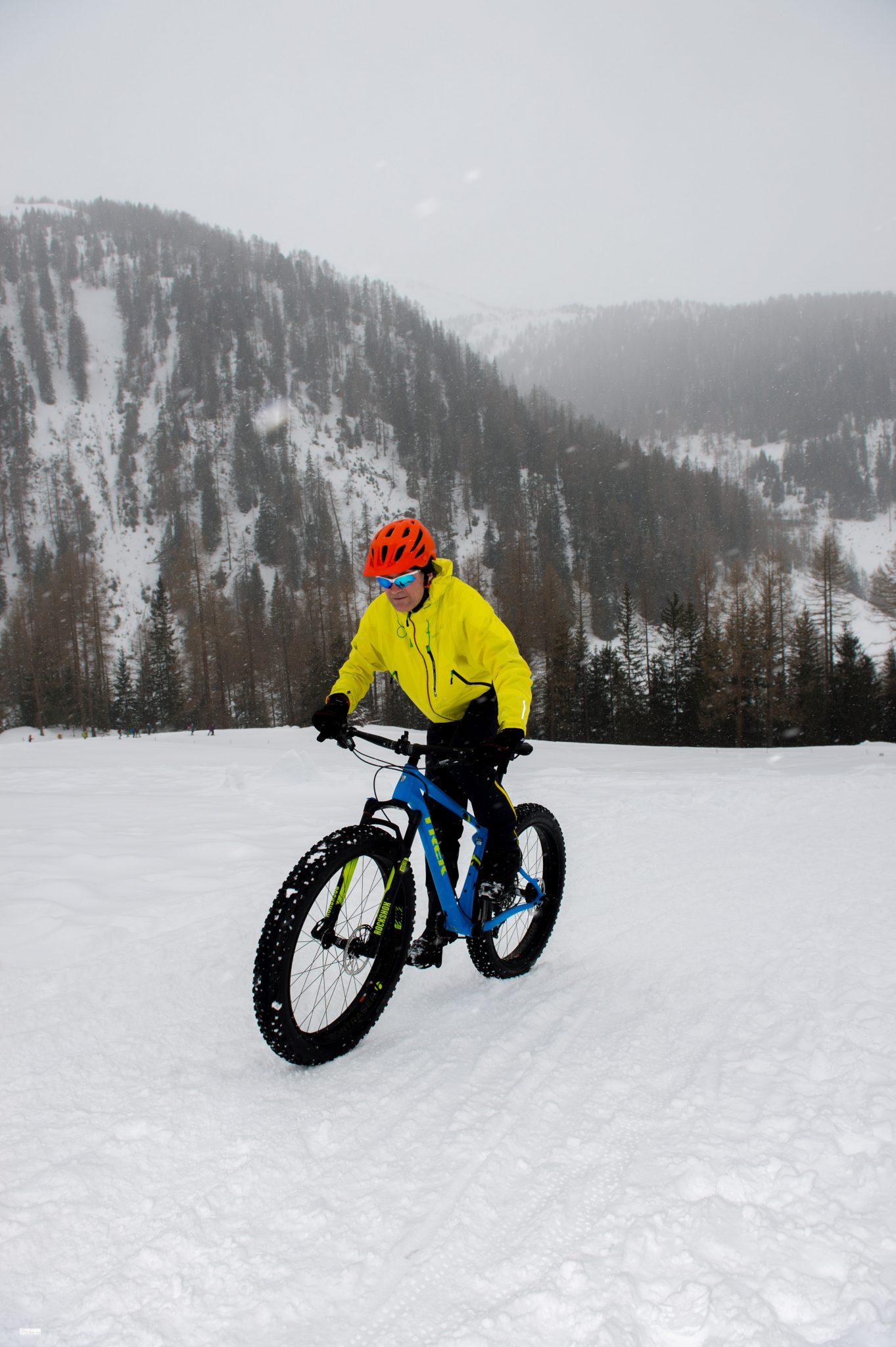 Twin-test hardshell winterjacks – Bontrager Lithos Stormshell versus Endura MT500 Waterproof II